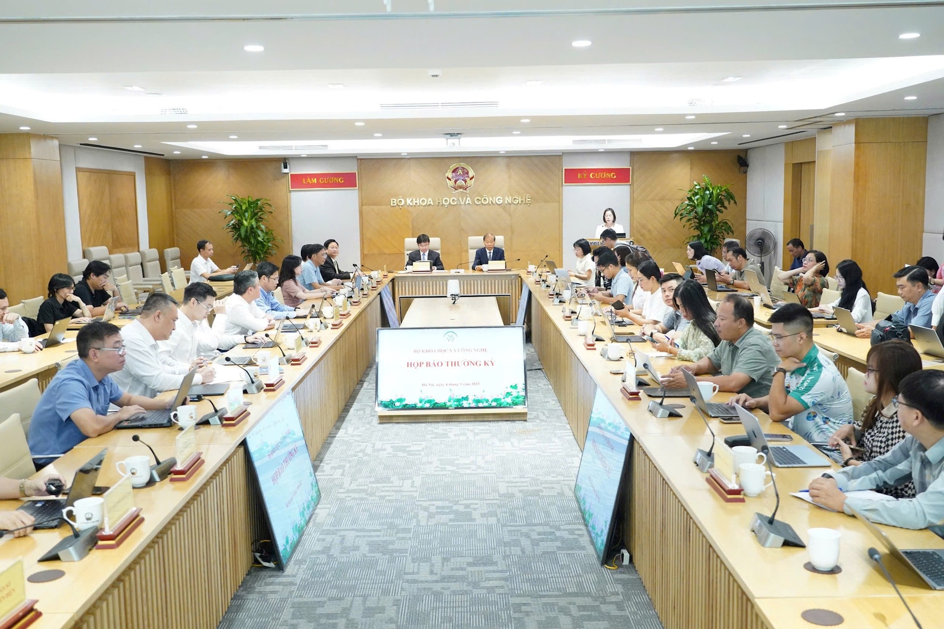 Quang cảnh buổi họp báo