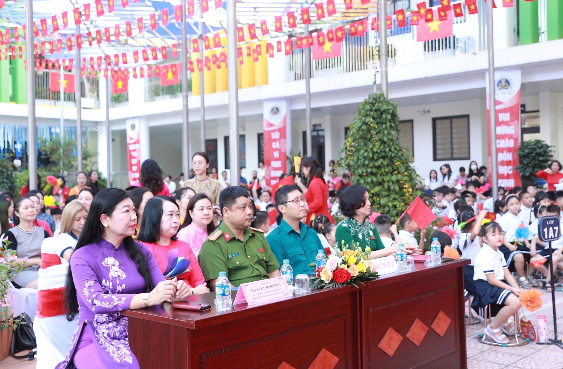 Ủy viên ban Thường vụ Thành Ủy, Chủ tịch Ủy ban MTTQ Việt Nam thành phố Hà Nội Nguyễn Lan Hương cùng các đại biểu tham dự lễ khai giảng. Ảnh: Đình Hiệp