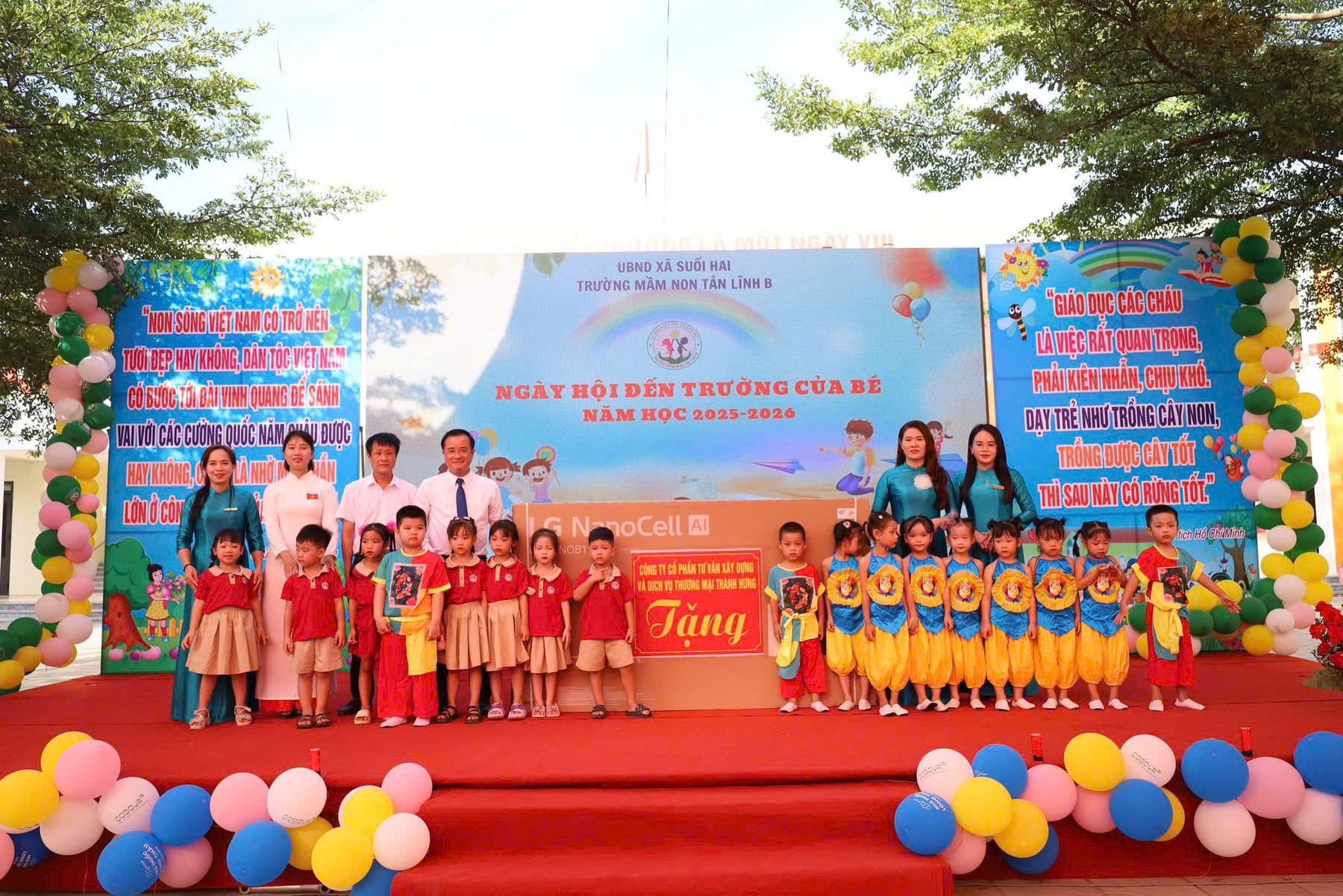 Các đồng chí lãnh đạo xã Suối Hai cùng thầy và trò Trường mầm non Tản Lĩnh B ngày khai trường. Bạch Th