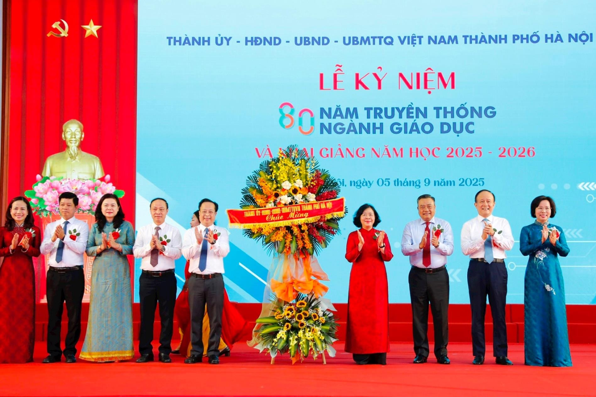 Bí thư Thành ủy Hà Nội Bùi Thị Minh Hoài dự Lễ khai giảng tại Trường THPT Phan Huy Chú