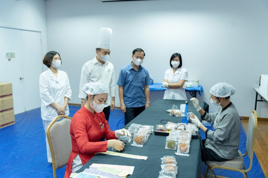 Sản lượng sản xuất bánh Trung thu năm nay của khách sạn là 3.000 chiếc Sản lượng sản xuất bánh Trung thu năm nay của khách sạn là 3.000 chiếc