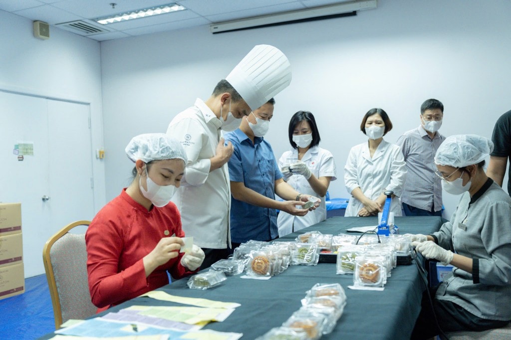 Lấy mẫu kiểm nghiệm bánh Trung thu của khách sạn Sheraton Hanoi Lấy mẫu kiểm nghiệm bánh Trung thu của khách sạn Sheraton Hanoi