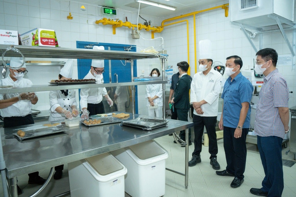 Ông Đặng Thanh Phong, Chi cục trưởng Chi cục An toàn vệ sinh thực phẩm Hà Nội kiểm tra quy trình sản xuất bánh Trung thu tại khách sạn Sheraton Hanoi Ông Đặng Thanh Phong, Chi cục trưởng Chi cục An toàn vệ sinh thực phẩm Hà Nội kiểm tra quy trình sản xuất bánh Trung thu tại khách sạn Sheraton Hanoi