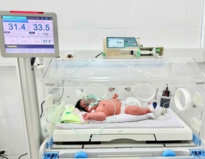 Bé trai chào đời nặng 6,2kg tại Bệnh viện Đa khoa Khu vực Cẩm Phả.