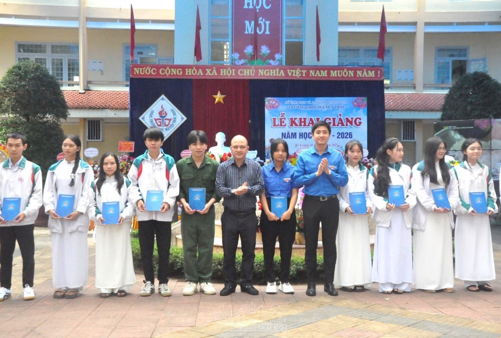 Bí thư TW Đoàn Nguyễn Minh Triết dự lễ khai giảng vùng biên giới