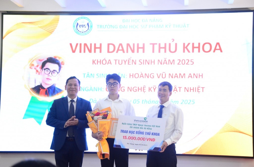 TS. Phan Bảo An, Bí thư Đảng ủy, Chủ tịch Hội đồng trường Đại học Sư phạm Kỹ thuật - Đại học Đà Nẵng tuyên dương thủ khoa Hoàng Vũ Nam Anh (Ảnh Đ.Minh)