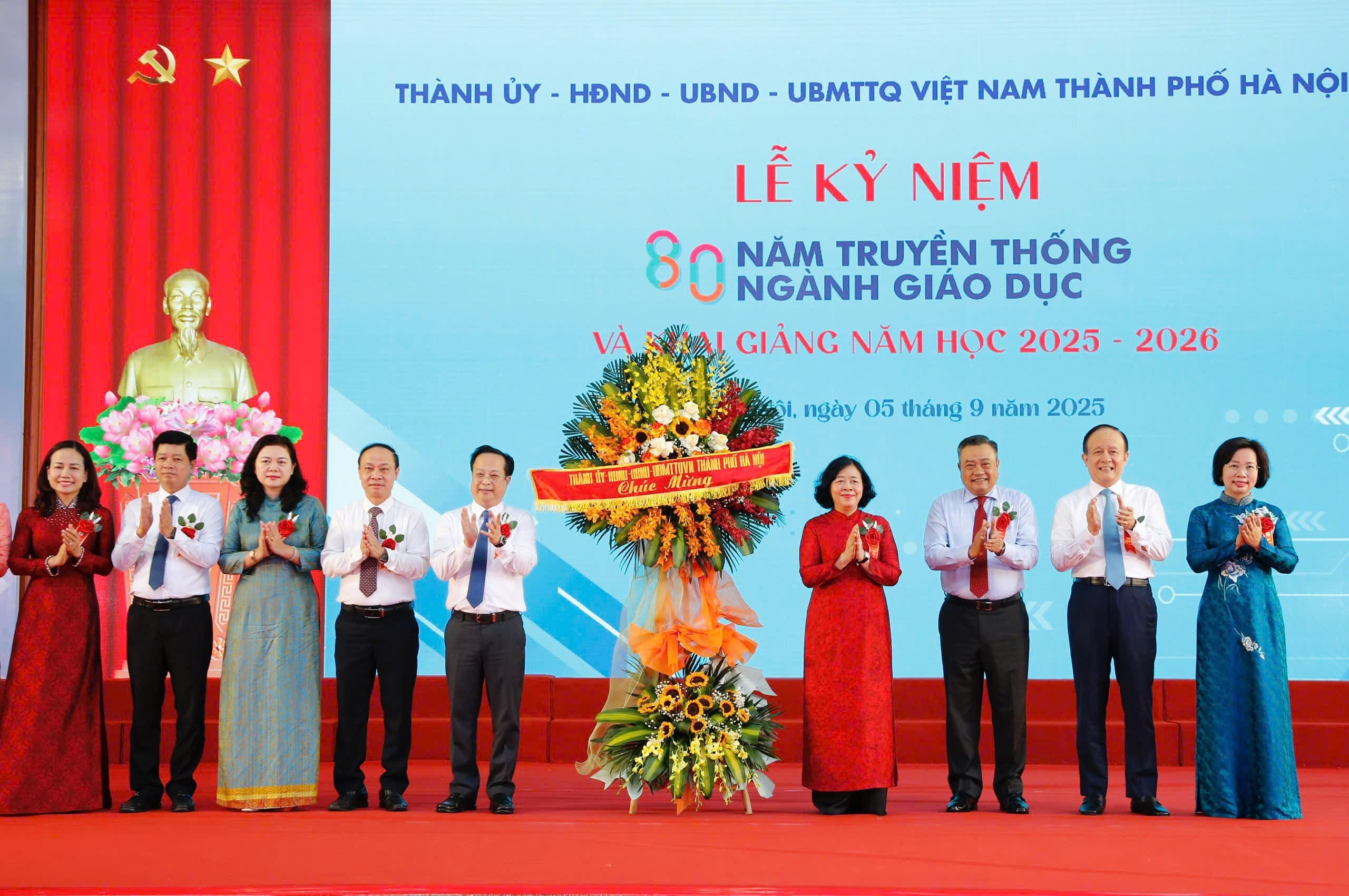 Lãnh đạo TP Hà Nội tặng hoa chúc mừng ngành giáo dục Thủ đô Lãnh đạo TP Hà Nội tặng hoa chúc mừng ngành giáo dục Thủ đô