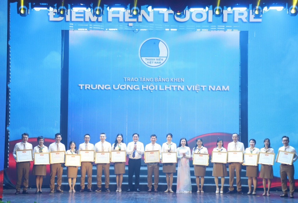 Bí thư Trung ương Đoàn Nguyễn Phạm Duy Trang và Bí thư Thành Đoàn TPHCM Ngô Minh Hải trao Bằng khen T.Ư Đoàn, T.Ư Hội Liên hiệp Thanh niên Việt Nam tặng tập thể và các cá nhân của NVHTN. Ảnh: Ngô Tùng Bí thư Trung ương Đoàn Nguyễn Phạm Duy Trang và Bí thư Thành Đoàn TPHCM Ngô Minh Hải trao Bằng khen T.Ư Đoàn, T.Ư Hội Liên hiệp Thanh niên Việt Nam tặng tập thể và các cá nhân của NVHTN. Ảnh: Ngô Tùng