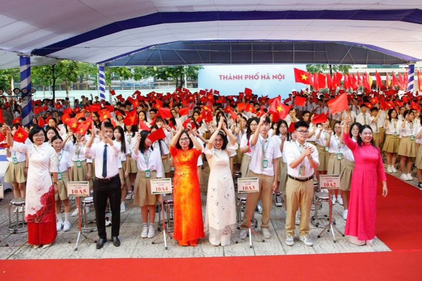 Lễ khai giảng năm học mới tại trường THPT Phan Huy Chú (Hà Nội)