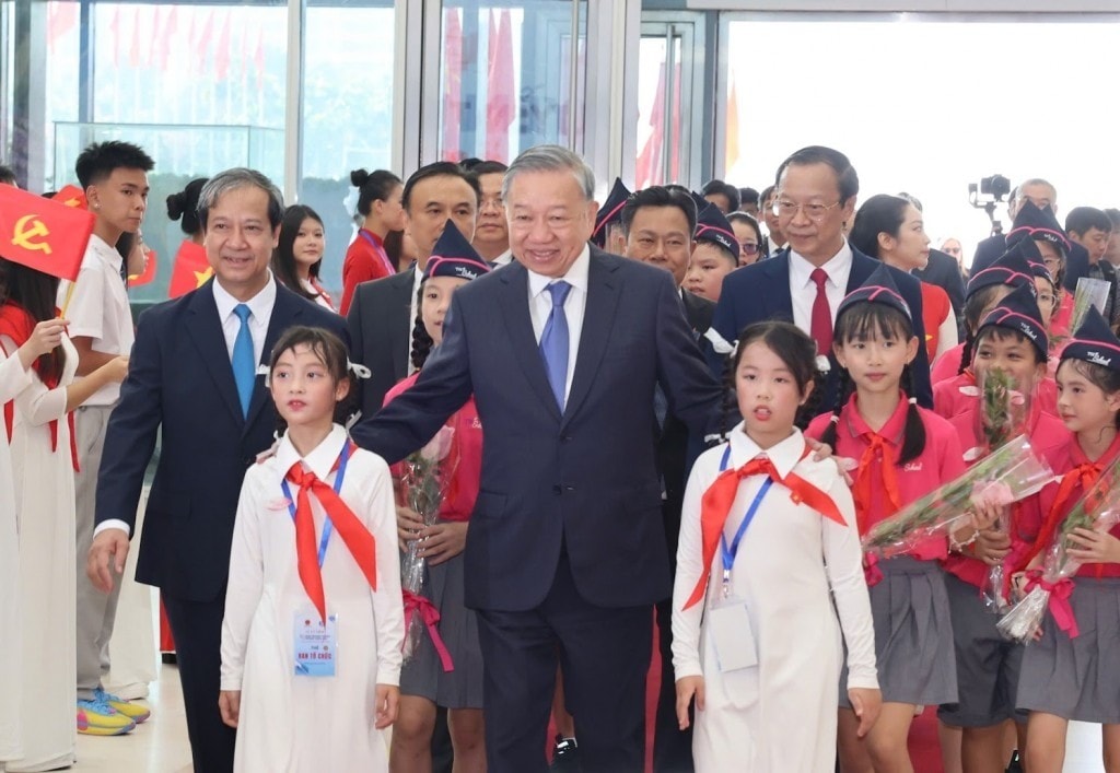 Tổng Bí thư Tô Lâm cùng các đồng chí lãnh đạo Bộ Giáo dục và Đào tạo và các em học sinh dự lễ khai giảng (Ảnh: VGP/Nhật Bắc)