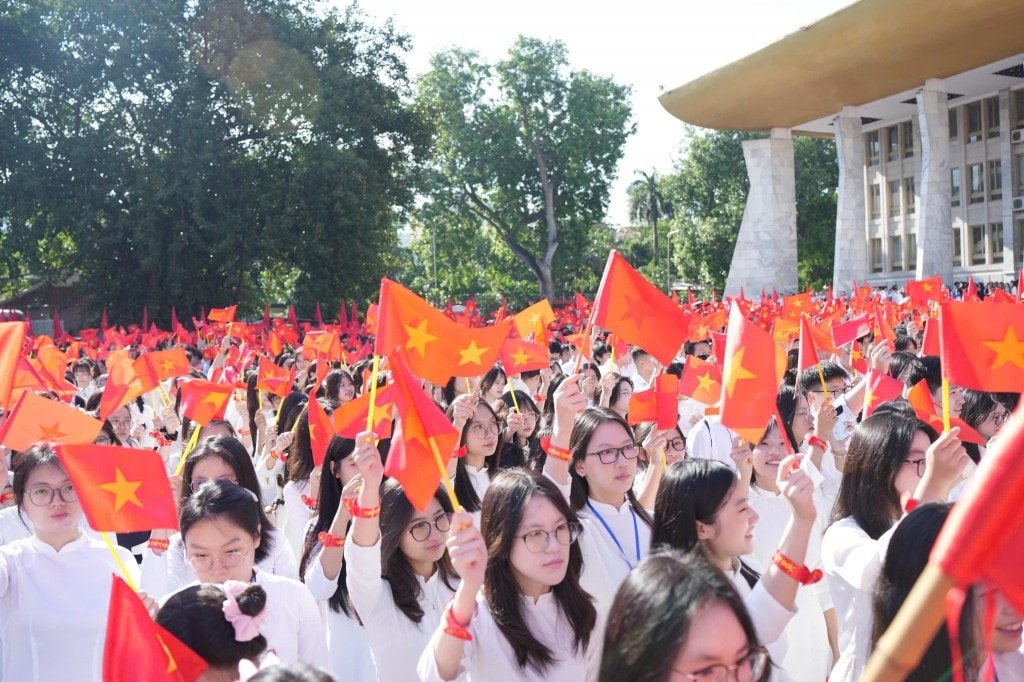 Học sinh trường THPT Phan Huy Chú - Đống Đa hân hoan chào mừng năm học mới. Ảnh: Phạm Mạnh