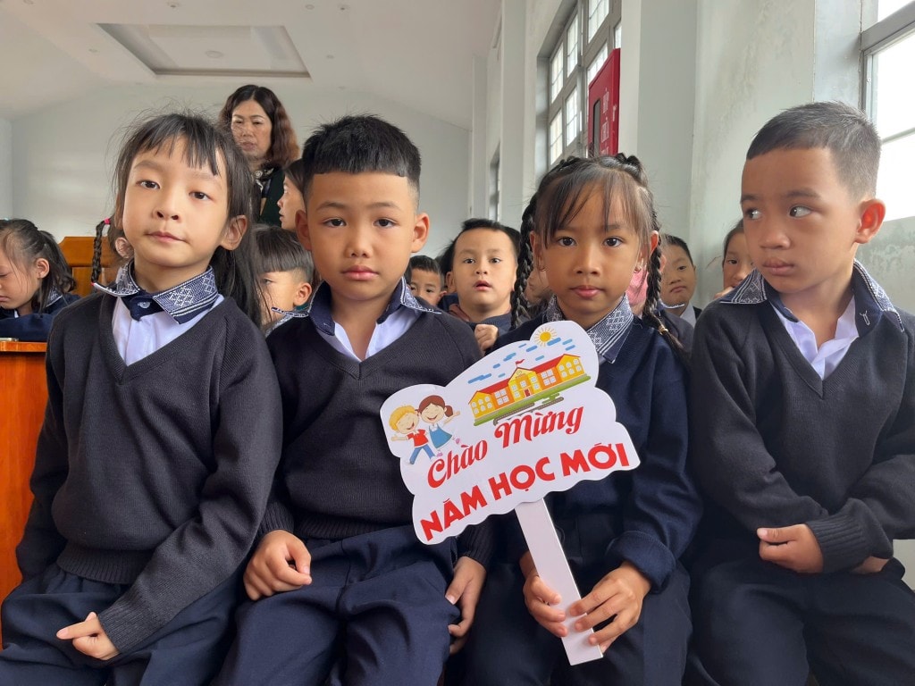 Học sinh phường Lang Biang - Đà Lạt nhận đồng phục áo sơ mi trắng phối thổ cẩm cùng áo len ấm áp, vừa phù hợp với khí hậu cao nguyên, vừa góp phần giữ gìn bản sắc văn hóa truyền thống (Ảnh: CTV)