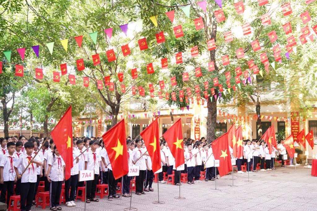 Thầy trò trường THCS Biên Giang trang trọng đón năm học mới 