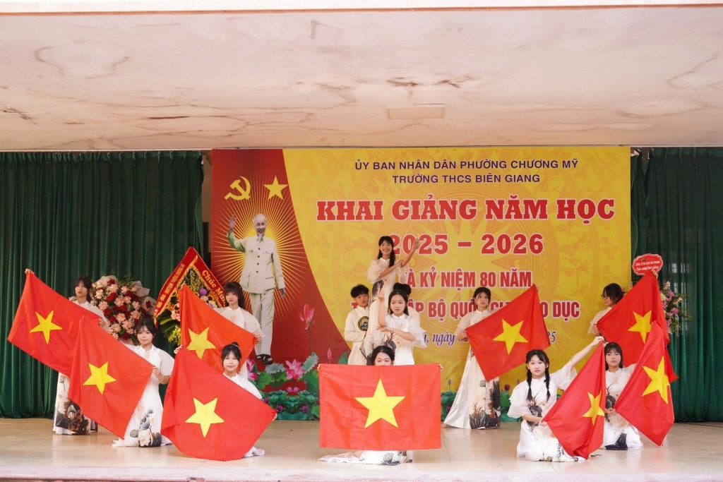 Trước khi dự khai giảng trực tuyến trong các lớp học, các trường tổ chức phần hội tại sân trường