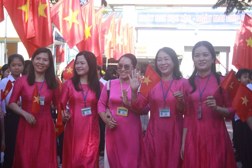 Thầy cô và học sinh Đà Nẵng chào năm học mới với khí thế mới sau hợp nhất (Ảnh Út Vũ) Thầy cô và học sinh Đà Nẵng chào năm học mới với khí thế mới sau hợp nhất (Ảnh Út Vũ)