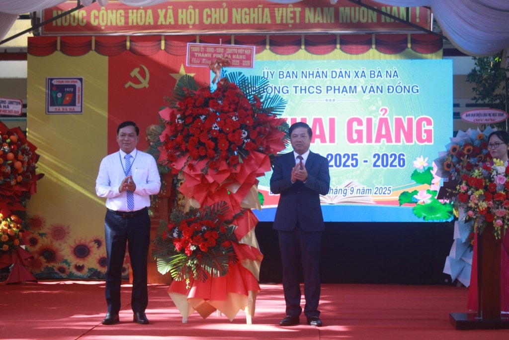 Chủ tịch UBND TP Đà Nẵng Lương Nguyễn Minh Triết dự lễ khai giảng năm học mới tại trường THCS Phạm Văn Đồng, xã Bà Nà (Ảnh Út Vũ) Chủ tịch UBND TP Đà Nẵng Lương Nguyễn Minh Triết dự lễ khai giảng năm học mới tại trường THCS Phạm Văn Đồng, xã Bà Nà (Ảnh Út Vũ)