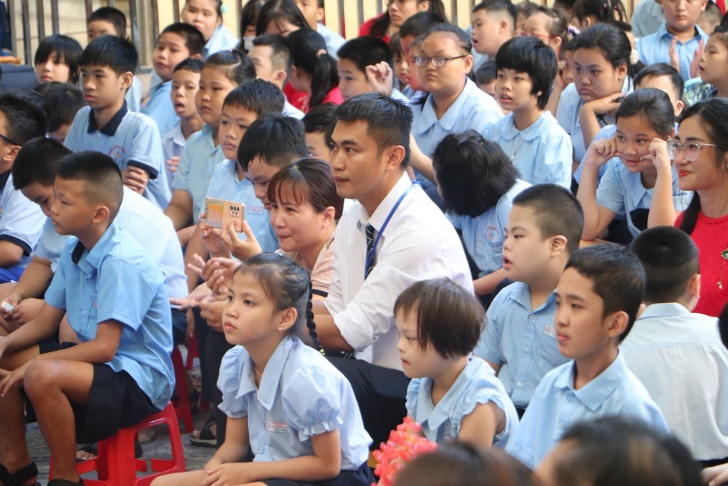 Thầy Nguyễn Hoàng Dũng (giáo viên trường chuyên biệt Tương Lai) đồng hành cùng học sinh trong tiết mục văn nghệ chào mừng (Ảnh Út Vũ) Thầy Nguyễn Hoàng Dũng (giáo viên trường chuyên biệt Tương Lai) đồng hành cùng học sinh trong tiết mục văn nghệ chào mừng (Ảnh Út Vũ)