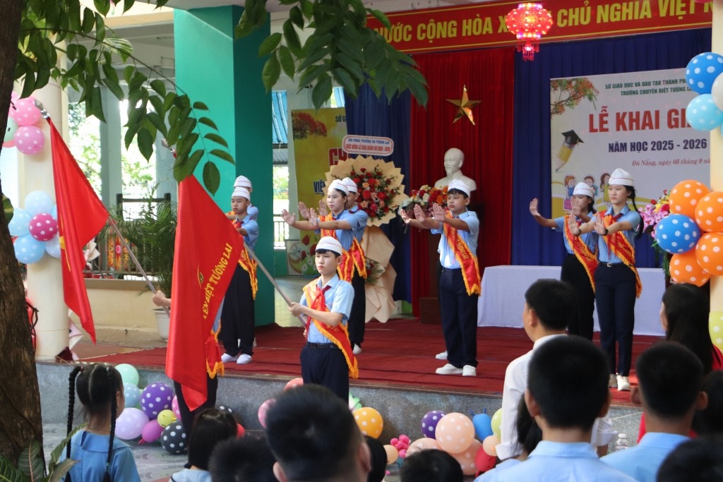 Học sinh khuyết tật ở Đà Nẵng đã hát quốc ca bằng các ký hiệu tay khiến nhiều phụ huynh, giáo viên xúc động (Ảnh Út Vũ) Học sinh khuyết tật ở Đà Nẵng đã hát quốc ca bằng các ký hiệu tay khiến nhiều phụ huynh, giáo viên xúc động (Ảnh Út Vũ)