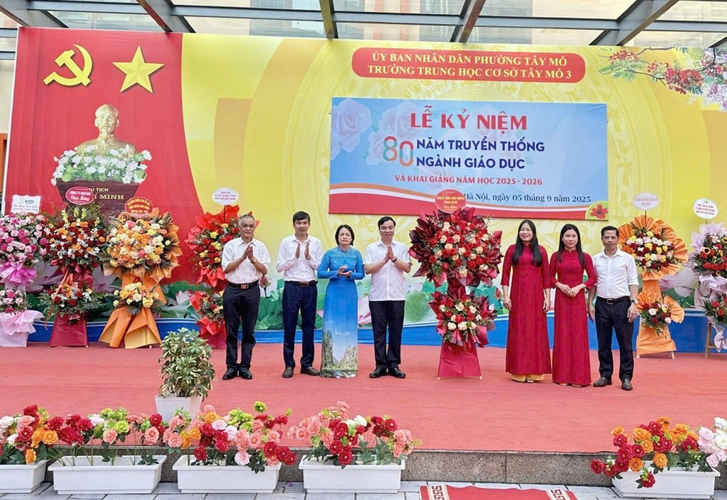 Phó Bí thư Đảng ủy, Chủ tịch UBND phường Tây Mỗ Trần Thanh Hải tặng hoa chúc mừng Trường THCS Tây Mỗ 3