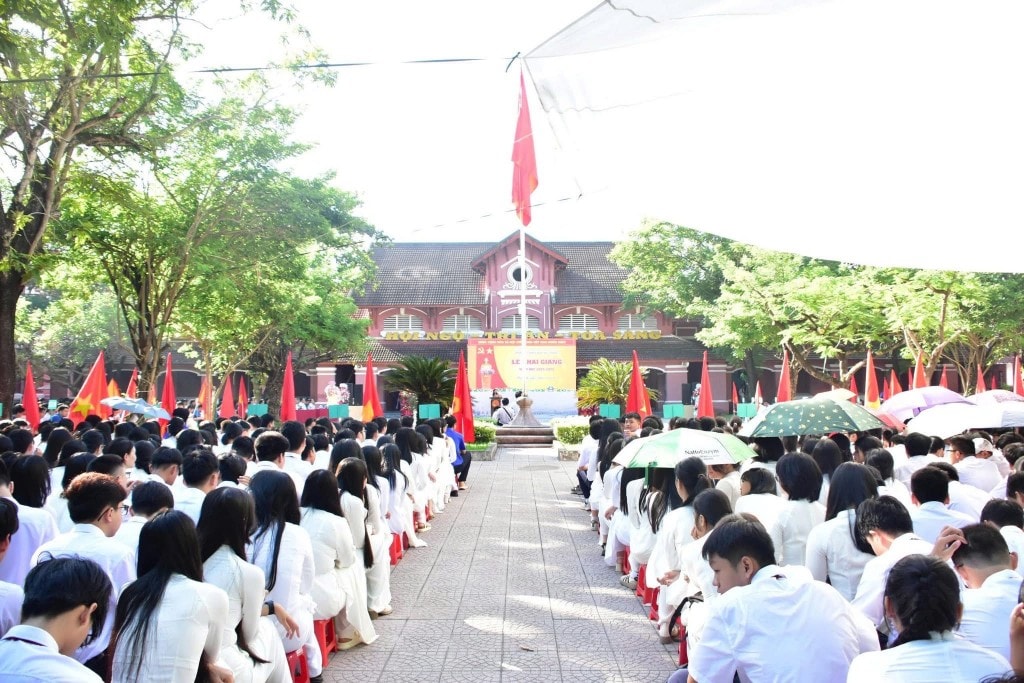 Lễ khai giảng năm học mới tại trường THPT chuyên Quốc Học Huế