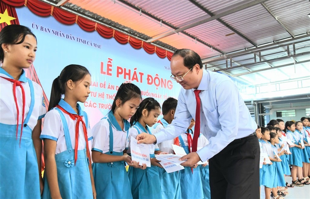 Bí thư Tỉnh ủy Nguyễn Hồ Hải trao học bổng cho các em học sinh