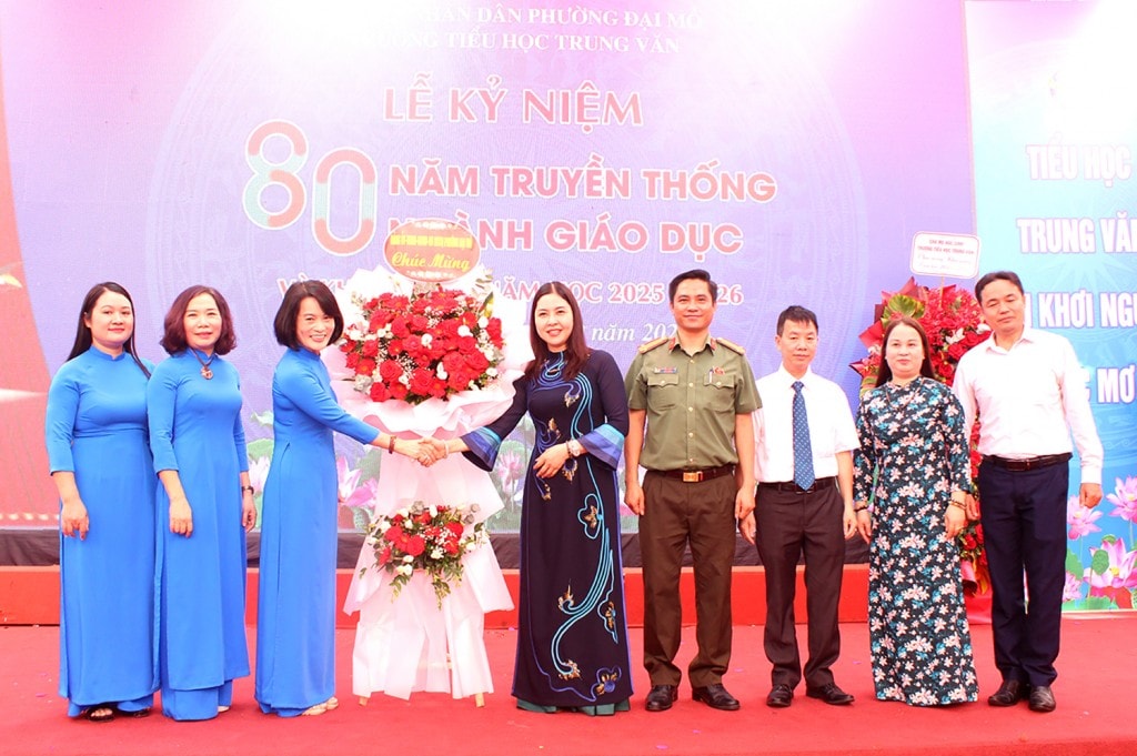 Phó Bí thư Thường trực Đảng ủy Nguyễn Thị Hoài Thu cùng đoàn công tác chúc mừng thầy và trò trường Tiểu học Trung Văn