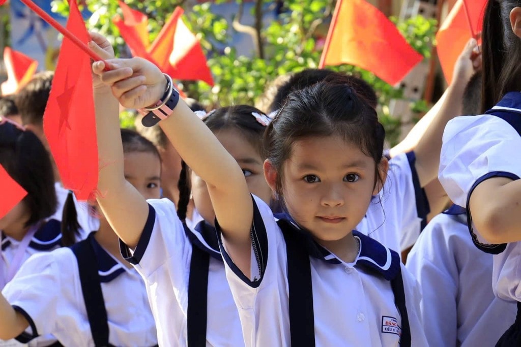 Các em học sinh trong lễ khai giảng của trường Tiểu học Đặng Thuỳ Trâm, phường An Hội Tây