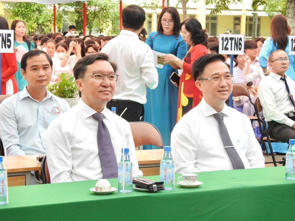 Phó Bí thư Thành ủy TP Hồ Chí Minh Đặng Minh Thông (bìa trái) và Phó Giám đốc Sở Giáo dục và Đào tạo TP Hồ Chí Minh Nguyễn Bảo Quốc (bìa phải) dự Lễ khai giảng ở trường THPT Trung Phú, xã Phú Hoà Đông