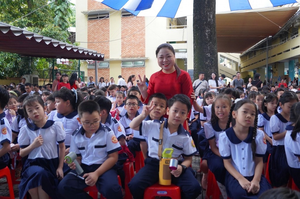 Cô và trò trường tiểu học Nguyễn Bỉnh Khiêm (phường Sài Gòn) hân hoan chào đón năm học mới