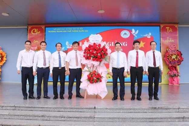 Đồng chí Nguyễn Trường Sơn- Bí thư Đảng uỷ, Chủ tịch HĐND xã tặng hoa chúc mừng Thầy và trò trường THPT Quốc Oai