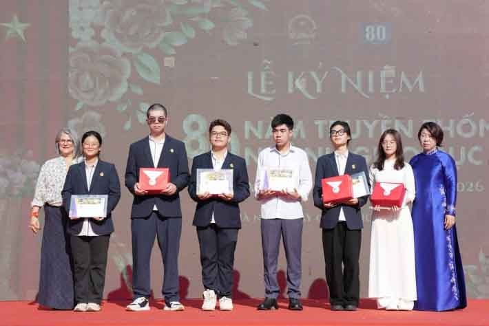 Phó Hiệu trưởng Trường THPT Việt Đức - nhà giáo Bùi Thanh Huyền trao phần thưởng cho các em học sinh xuất sắc bao gồm thủ khoa, đạt thành tích cao ở các cuộc thi.