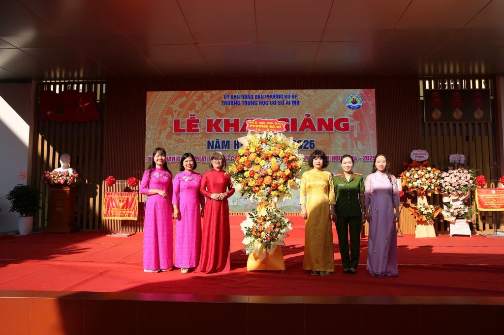 Đồng chí Vũ Thị Thành - Bí thư Đảng ủy, Chủ tịch HĐND phường Bồ Đề tặng hoa chúc mừng trường THCS Ái Mộ A