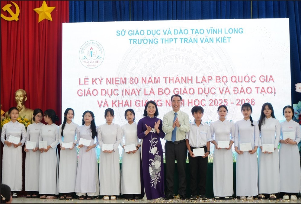 Chủ tịch UBND tỉnh Vĩnh Long Lữ Quang Ngời đến dự.