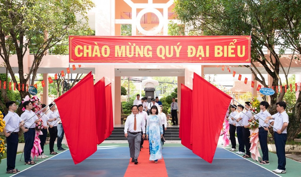 Ủy viên dự khuyết Ban Chấp hành Trung ương Đảng, Phó Bí thư Tỉnh ủy, Chủ tịch UBND tỉnh An Giang Hồ Văn Mừng dự lễ khai giảng năm học mới tại Trường THPT Chuyên Thoại Ngọc Hầu Ủy viên dự khuyết Ban Chấp hành Trung ương Đảng, Phó Bí thư Tỉnh ủy, Chủ tịch UBND tỉnh An Giang Hồ Văn Mừng dự lễ khai giảng năm học mới tại Trường THPT Chuyên Thoại Ngọc Hầu