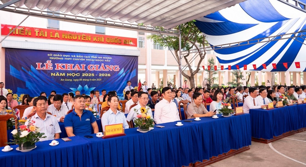 Các đại biểu dự lễ khai giảng năm học mới tại Trường THPT Chuyên Thoại Ngọc Hầu Các đại biểu dự lễ khai giảng năm học mới tại Trường THPT Chuyên Thoại Ngọc Hầu