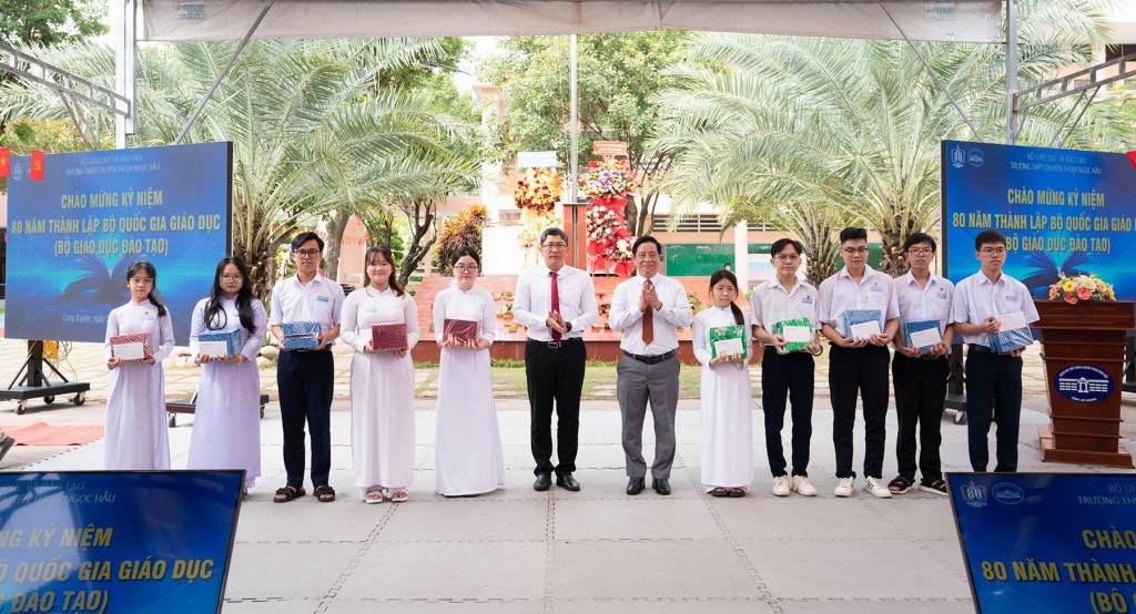 Chủ tịch UBND tỉnh An Giang Hồ Văn Mừng tặng quà “Tiếp bước đến trường” cho các học sinh có hoàn cảnh khó khăn có thành tích tốt trong học tập Chủ tịch UBND tỉnh An Giang Hồ Văn Mừng tặng quà “Tiếp bước đến trường” cho các học sinh có hoàn cảnh khó khăn có thành tích tốt trong học tập