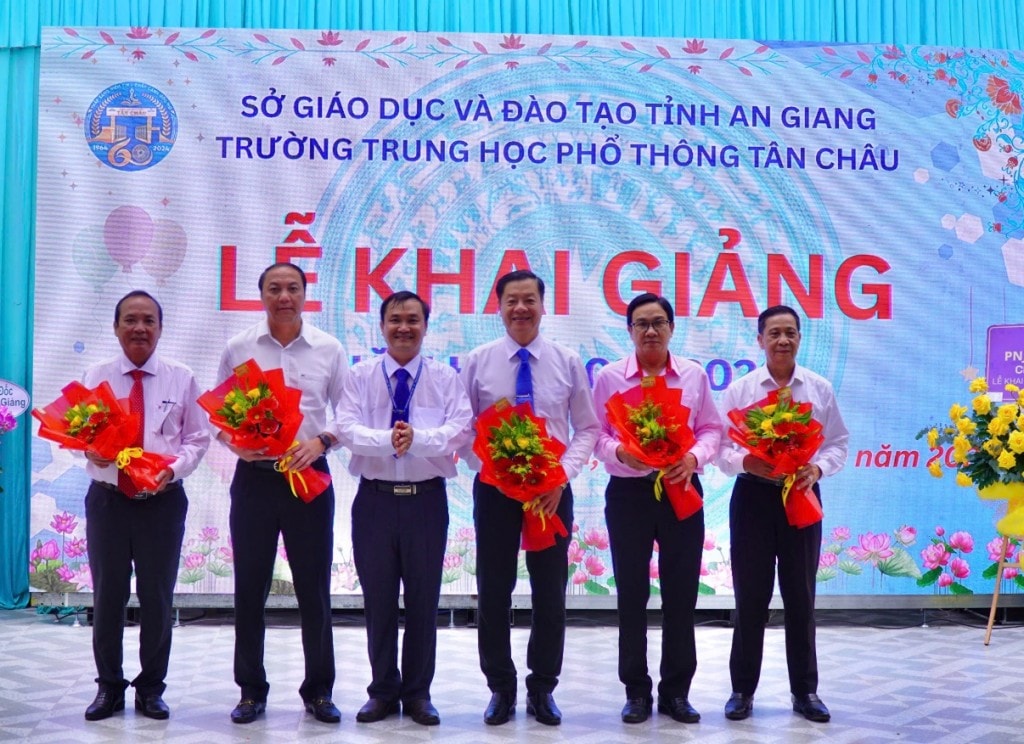 Lãnh đạo nhà trường tặng hoa tri ân lãnh đạo Tỉnh ủy, ngành giáo dục tỉnh và lãnh đạo phường Tân Châu