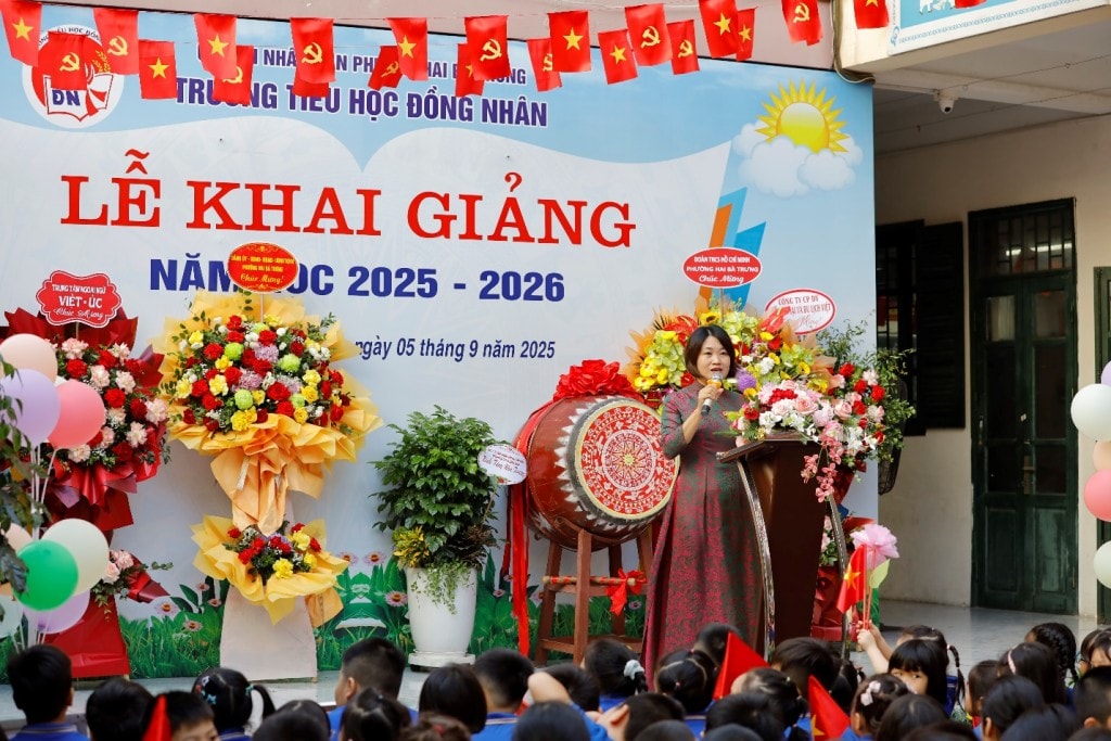 Cô Hoàng Thị Kim Dung – Hiệu trưởng nhà trường phát biểu tại Lễ khai giảng
