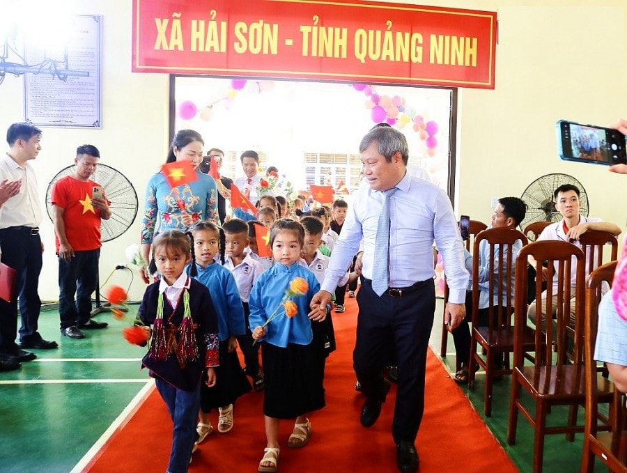 Đồng chí Bí thư Tỉnh ủy cùng các thầy cô nhà trường đón các em học sinh vào lớp 1.