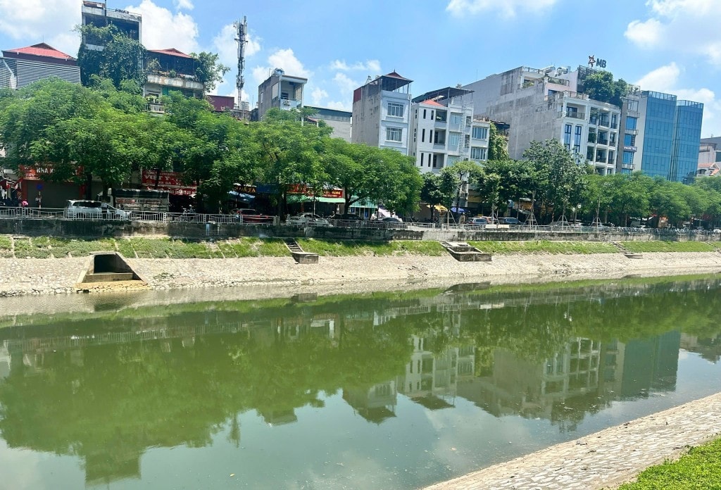 Sông Tô Lịch đã trong xanh trở lại sau khi được cải tạo, bổ cập nước từ Hồ Tây. Ảnh chụp chiều ngày 5/9/2025.