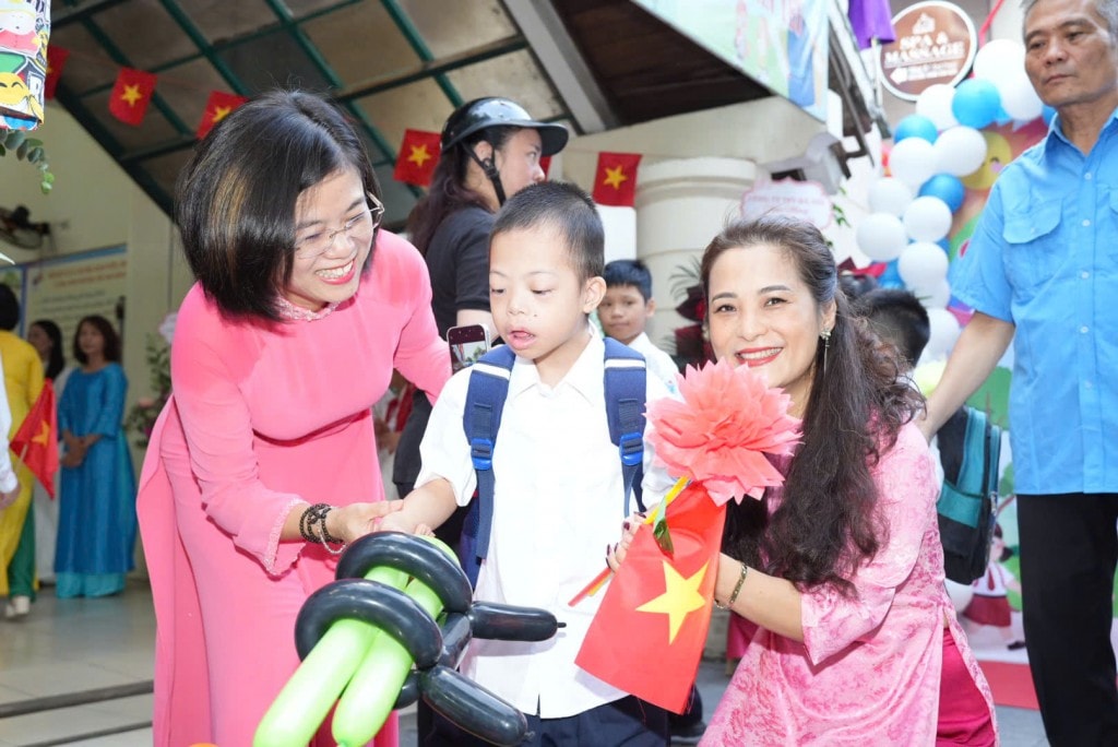 Các cô giáo trong Ban Giám hiệu trường Tiểu học Bình Minh đón học sinh ngày khai trường