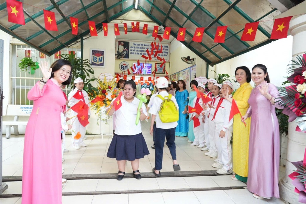 Các cô giáo chào đón học sinh