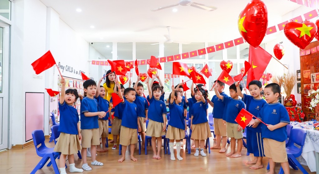Niềm vui rạng rỡ của học sinh  trong ngày khai trường