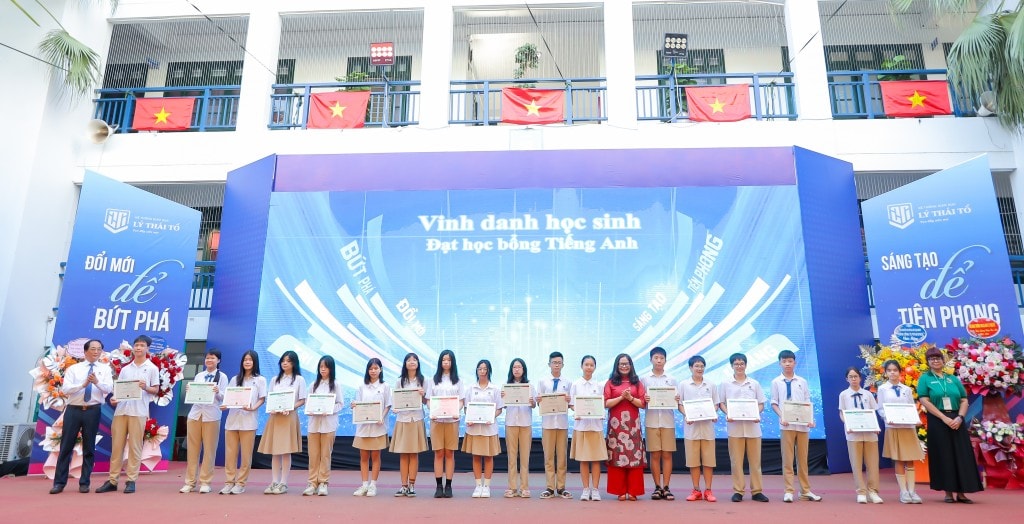 tại lễ khai giảng, lãnh đoạ nhà trường cũng vinh danh những học sinh đạt học bổng tiếng Anh