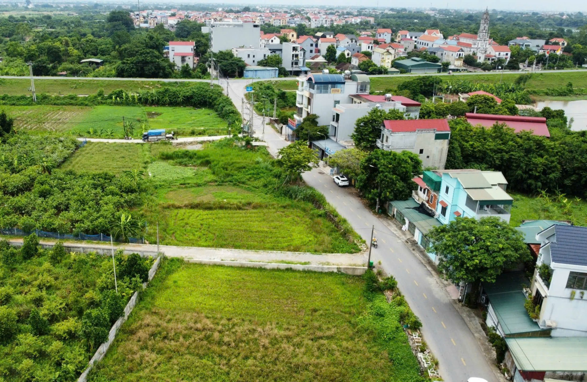 gia-dat-nen-tai-mot-so-khu-vuc-vung-ven-ha-noi-da-ha-nhiet..jpg