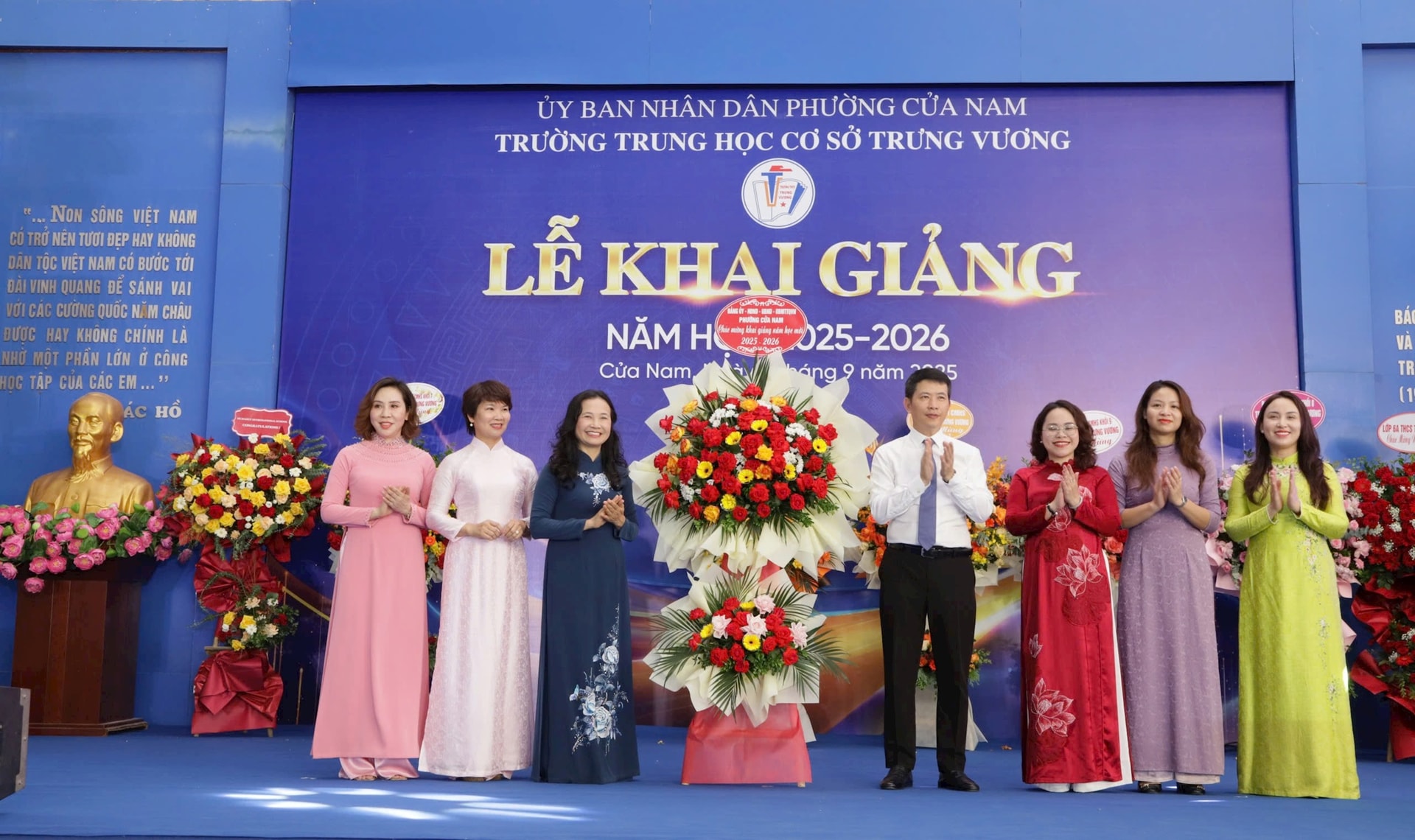 Bí thư Đảng ủy, Chủ tịch HĐND phường Cửa Nam Phạm Tuấn Long và các đồng chí lãnh đạo phường tặng hoa chúc mừng thầy cô giáo và các em học sinh Trường THCS Trưng Vương nhân dịp khai giảng năm học mới. Ảnh: Nguyên Anh