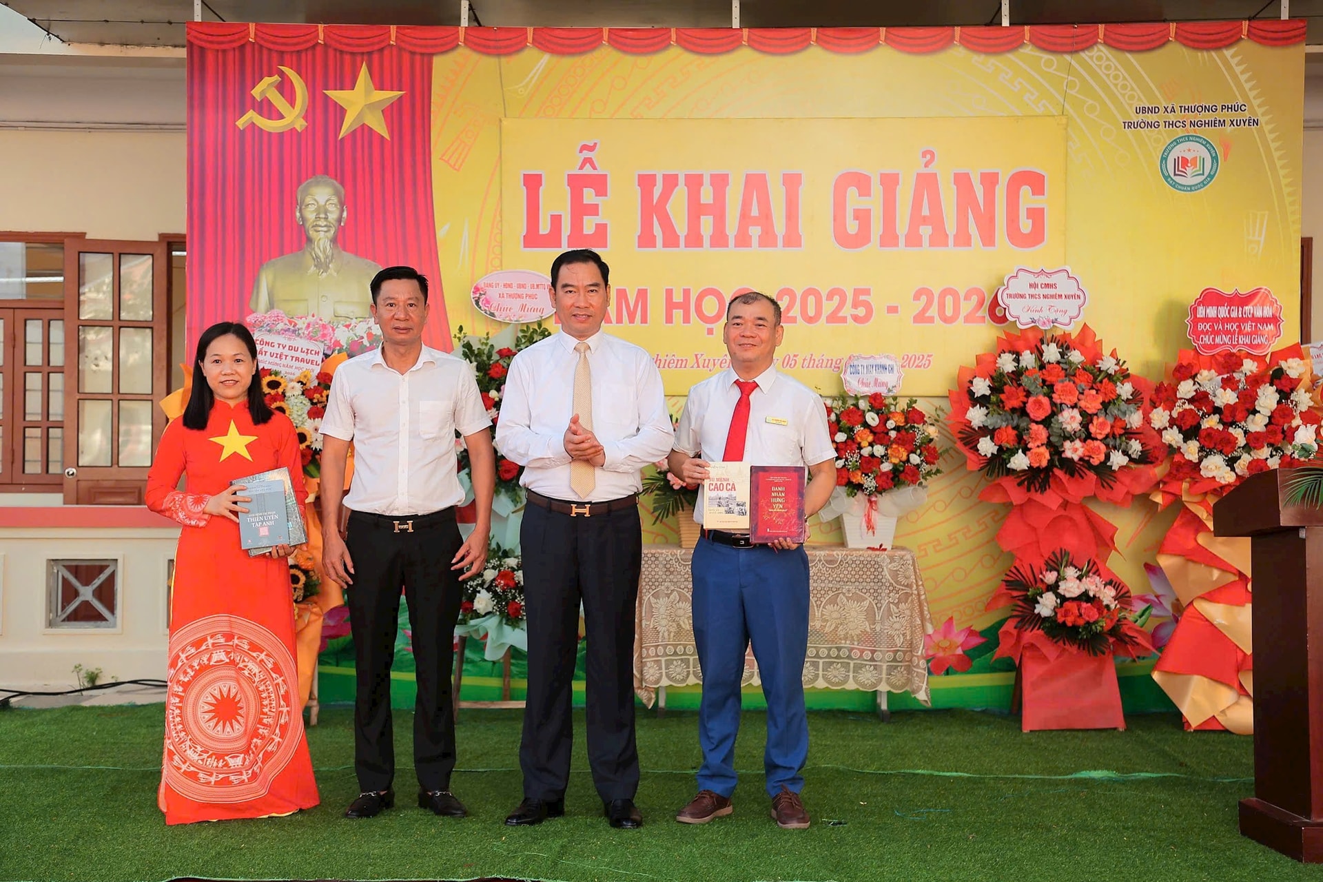 trao-hoc-bong-tang-sach-nguyem-xuyen.jpg