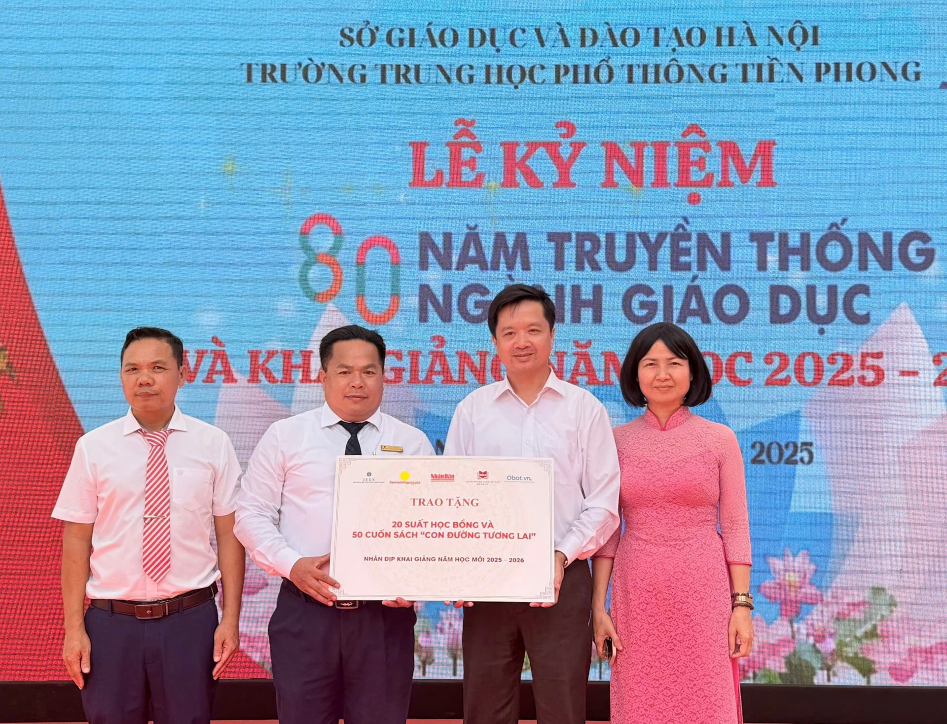 trao-hoc-bong-thpt-tien-phong.jpeg
