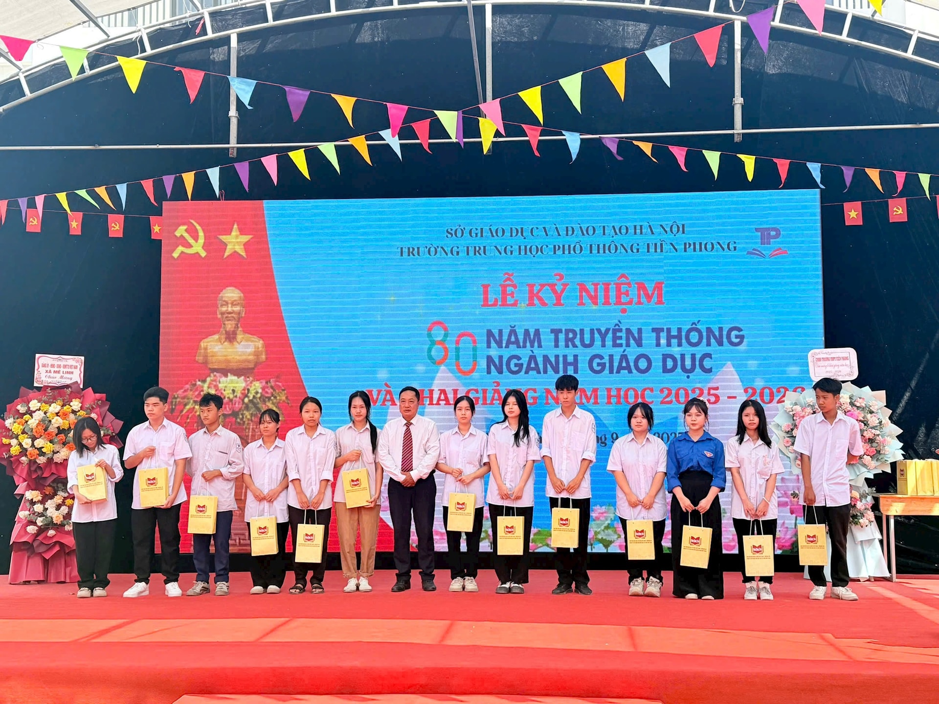 trao-hoc-bong-va-tang-sach-tp.jpg