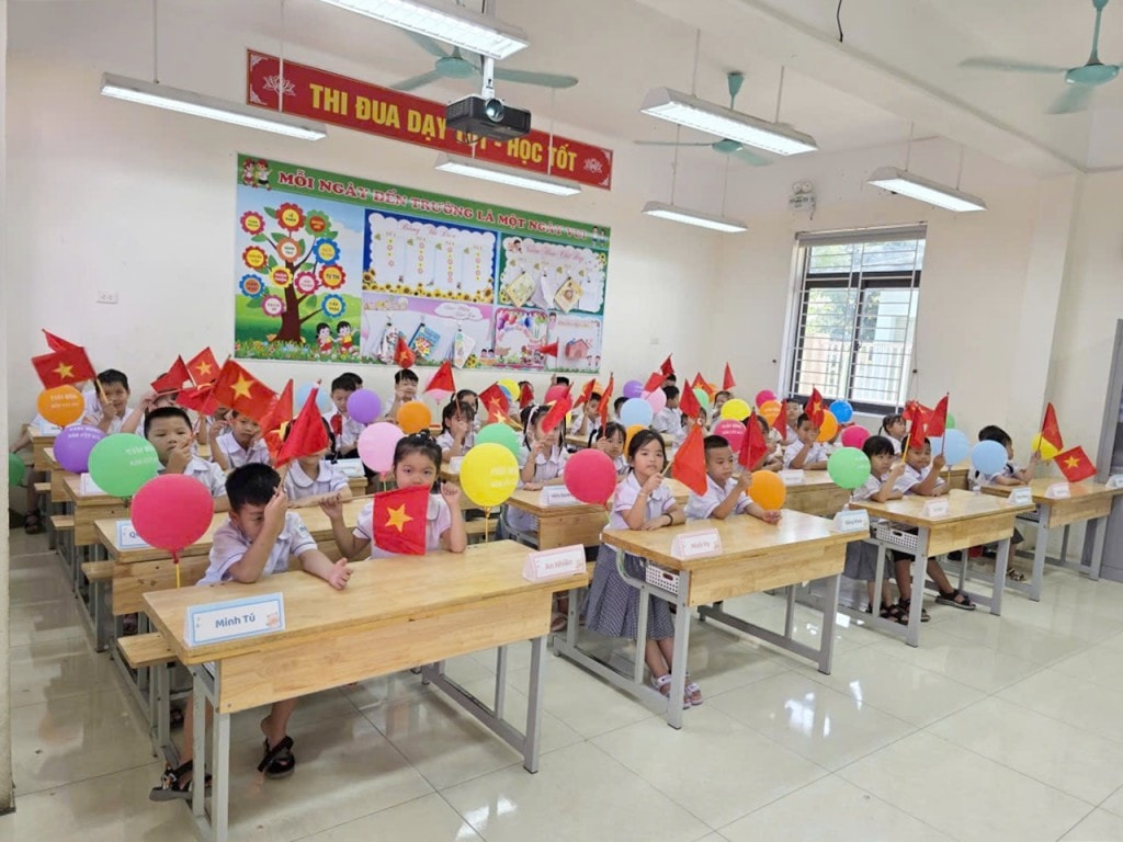 Học sinh trường Tiểu học Lam Điền hào hứng đón khai giảng trực tuyến trong lớp học